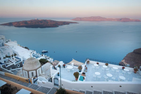 Santorini, Griechenland - 6. Oktober 2015: die Aussicht von Fira zur Caldera mit der Insel Nea Kameni im Morgenlicht. — Stockfoto