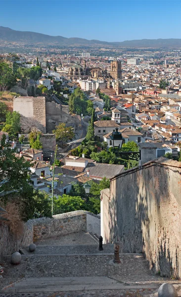 Granada - El panorama de la ciudad con la Catedral por la mañana . —  Fotos de Stock