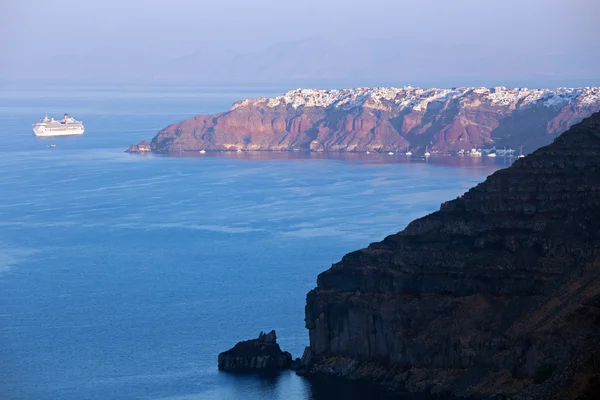 Santorini - wygląd do Oia całej skały w świetle poranka. — Zdjęcie stockowe