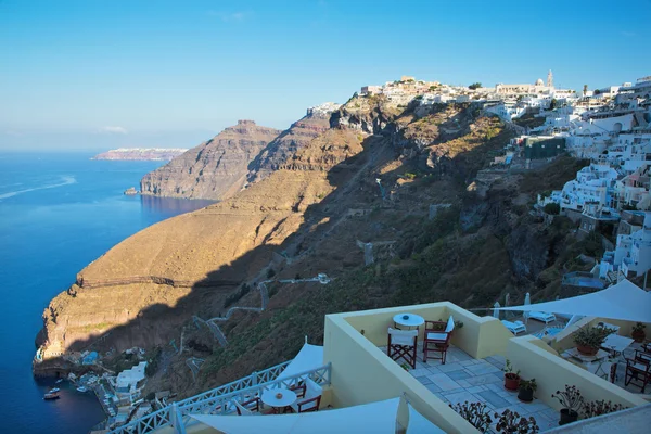 Santorini, Yunanistan - 6 Ekim 2015: Fira sabah ışık ve Firostefani — Stok fotoğraf