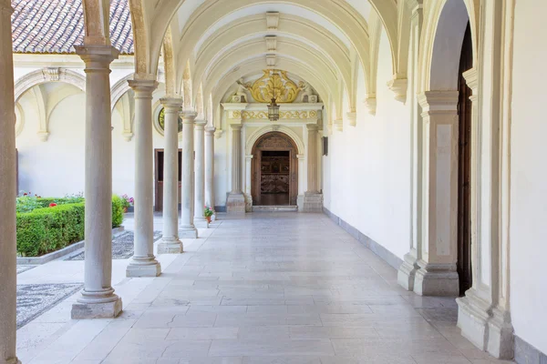 GRANADA, ESPAÑA - 31 DE MAYO DE 2015: El atrio de la iglesia Monasterio de la Cartuja . — Foto de Stock