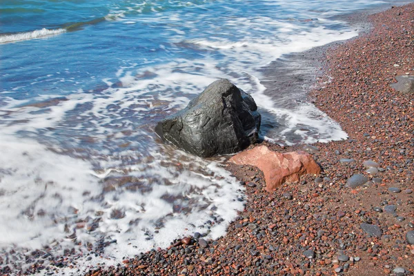 Santorini - La roca en la playa roja desde el sur de la isla . — Foto de Stock