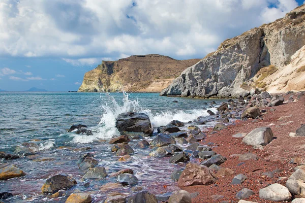 Santorini - fale na plaży czerwony z południowej części wyspy. — Zdjęcie stockowe
