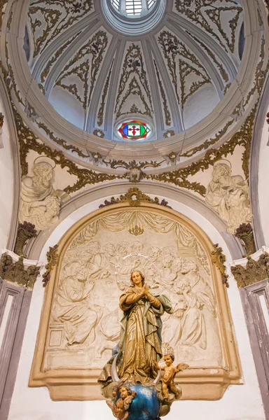 Malaga, Spanien-31 maj 2015: den snidade och polykrom obefläckade avlelstatyn i kyrkan Iglesia del Santiago Apostol av okänd konstnär av 20. procent. från Valencia. — Stockfoto