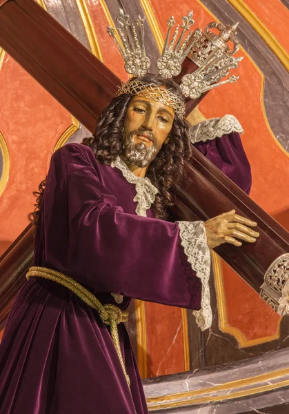Malaga, spanien - 31. mai 2015: die traditionelle bekleidete statue des jesus mit kreuz in der kirche iglesia del santiago apostol von unbekanntem künstler. — Stockfoto