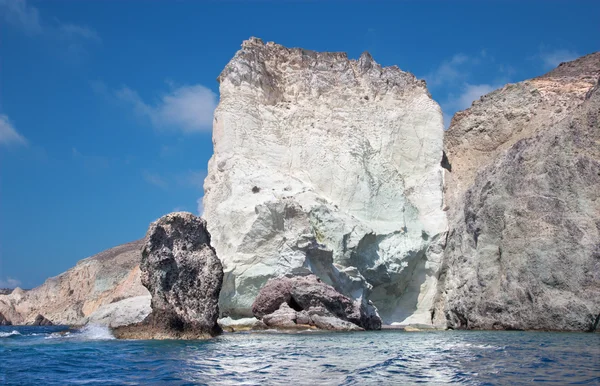 Santorini - La torre de roca más blanca del sur de la isla . — Foto de Stock