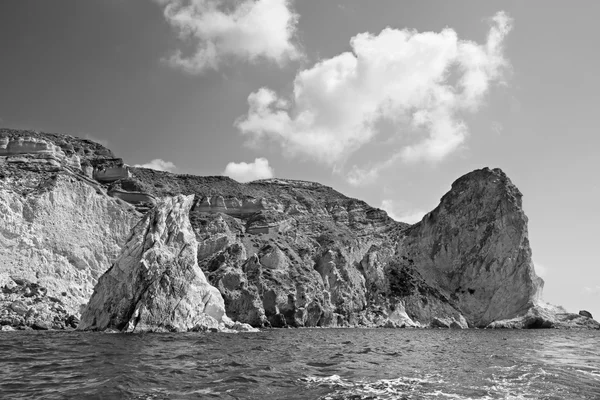 Santorini - Las torres de roca blanca del sur de la isla. — Foto de Stock