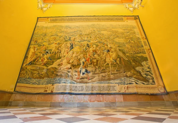 SEVILLE, ESPAÑA - 28 DE OCTUBRE DE 2014: El gobelino con la guerra de Túnez en el año 1535 en el palacio gótico de Alcázar de Sevilla por F. Y Vandergoten . —  Fotos de Stock