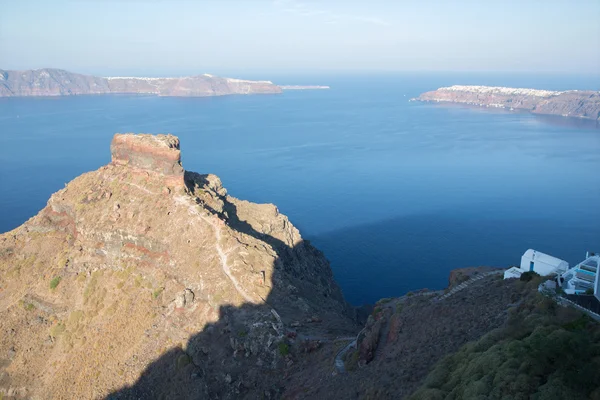 Santorini - The look to l Skaros castle with the little church Agios Joannis Apokefalistheis and Therasia island and OIa in the backgroud. — Zdjęcie stockowe