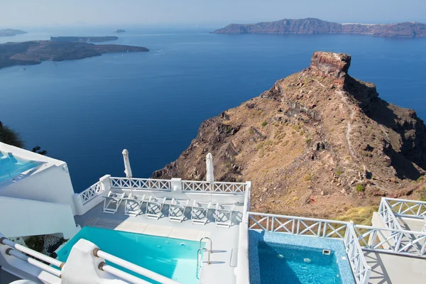 Santorini - utsikterna över det lyxiga resort i Imerovigili till caldera med kryssningarna. — Stockfoto