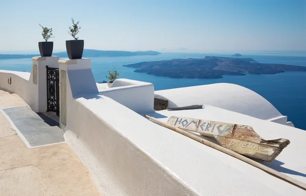 Santorini, Řecko - 7. října 2015: Výhled na promenádu v Imerovigili do caldera s ostrov Nea Kameni v pozadí. — Stock fotografie