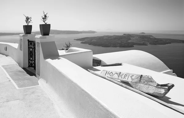 Santorini, Řecko - 7. října 2015: Výhled na promenádu v Imerovigili do caldera s ostrov Nea Kameni v pozadí. — Stock fotografie