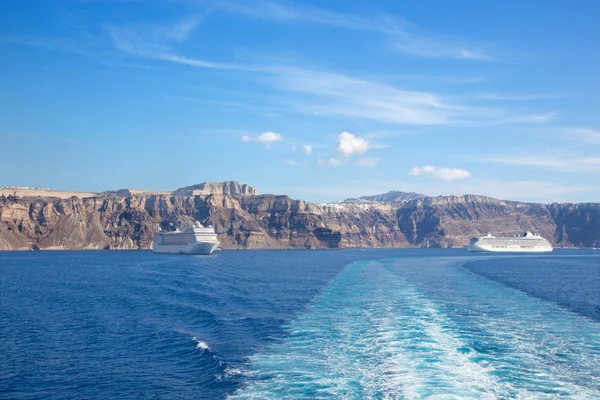 Santorini - The pumice cliffs of calera with the cruises. — Zdjęcie stockowe