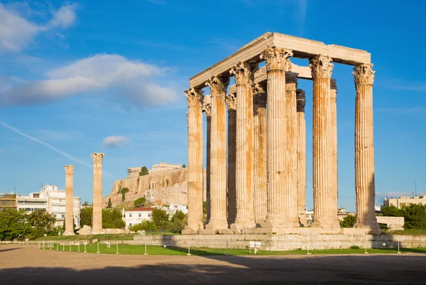 Athen - das olympieion in der morgendlichen dämmerung und die akropolis im hintergrund — Stockfoto