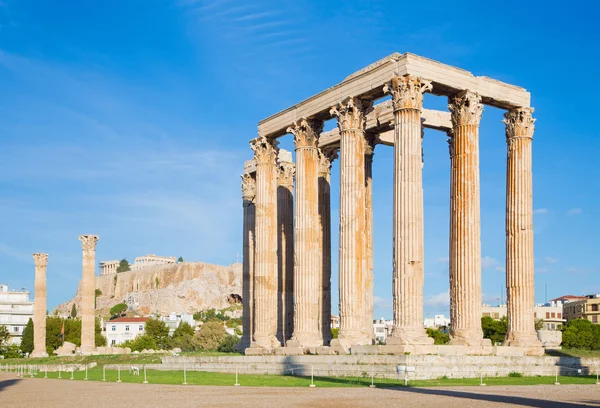 Atenas - O Olimpieion ao anoitecer da manhã e a Acrópole ao fundo — Fotografia de Stock