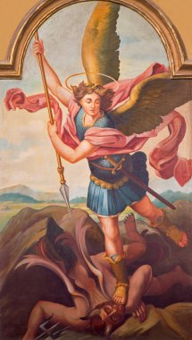 Sebechleby, Slovakya - 27 Şubat 2016: L. Schramek tarafından St. Michael Kilisesi'nin ana sunağında başmelek Michael'ın boyası (1928)).