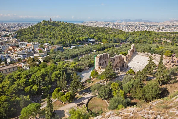 Atenas - O Odeon de Herodes Atticus ou Herodeon sob o acropolis na luz da manhã e no panorama da cidade — Fotografia de Stock