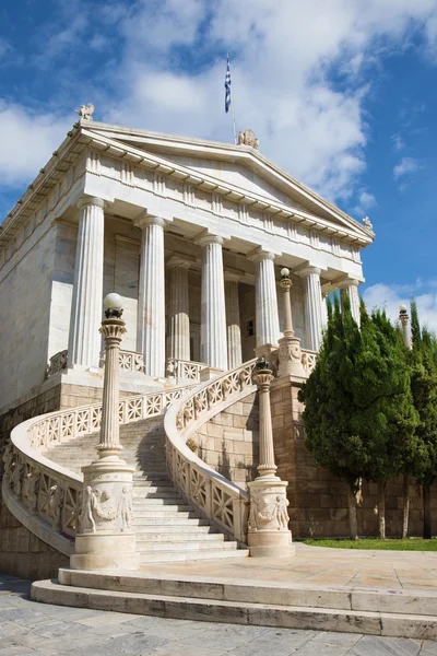 Atenas - Biblioteca Nacional diseñada por el arquitecto danés Theophil Freiherr von Hansen (19. cent. .) — Foto de Stock