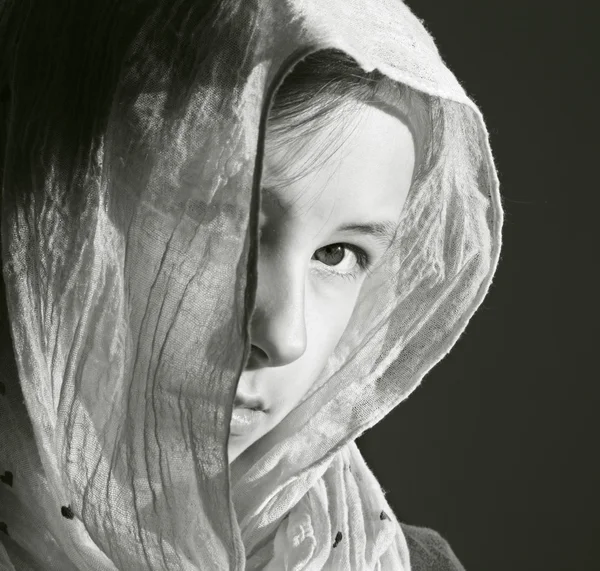 Le portrait de la jeune fille dans le foulard — Photo