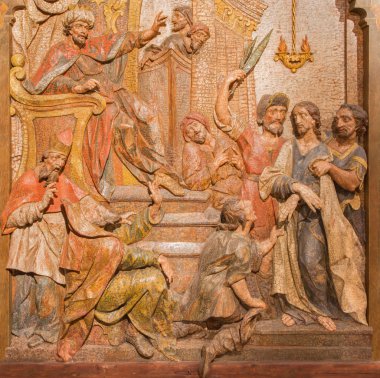 Banska Stiavnica, Slovakya - 5 Şubat 2015: İsa daha önce kabartma Barok Calvary yaşındaki 1744-1751 parçası olarak Dionyz Stanetti tarafından oyulmuş Herodes getirdi.