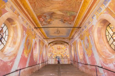 Banska Stiavnica, Slovakya - 20 Şubat 2015: Anton Schmidt'in barok calvary'nin orta kilisesinde 1745'ten itibaren 