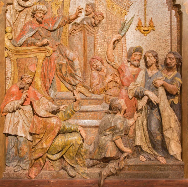 BANSKA STIAVNICA, ESLOVÁQUIA - FEVEREIRO 5, 2015: O Jesus é trazido diante de Herodes em relevo esculpido como parte do Calvário barroco dos anos 1744 - 1751 por Dioníz Stanetti . — Fotografia de Stock