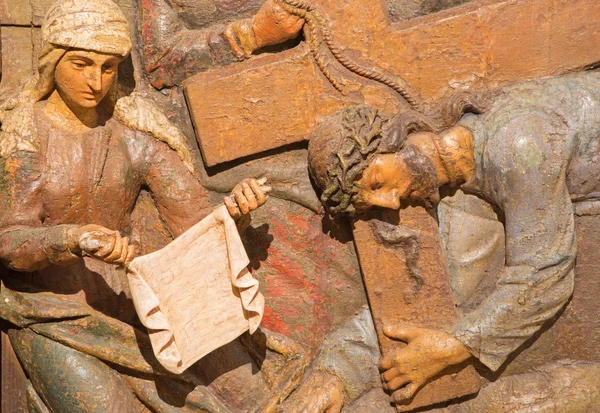 Banska Štiavnica, Slovensko - 5 února 2015: Vyřezávaný reliéf Veronica ubrousky tvář Ježíše. jako součást barokní křížová cesta z let (1744-1751) Dionyz Stanetti. — Stock fotografie