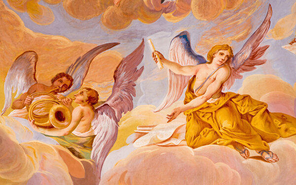 БАНСКА-СТЯВНИКА, СЛОВАКИЯ - 20 ФЕВРАЛЯ 2015: Детали фрески на куполе в средней церкви барокко Голгофы Антона Шмидта 1745 года. Ангелы с музыкальными инструментами.