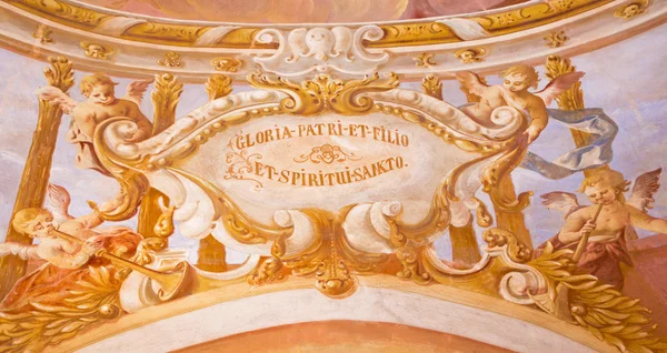 BANSKA STIAVNICA, ESLOVAQUIA - 20 DE FEBRERO DE 2015: El detalle del fresco en la cúpula en la iglesia central del calvario barroco por Anton Schmidt de los años 1745. Ángeles con los instrumentos de música. — Foto de Stock