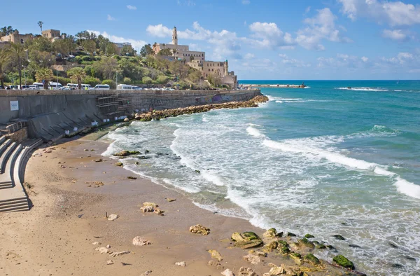 TEL AVIV, ISRAELE - 2 MARZO 2015: Il lungomare e la spiaggia sotto la vecchia Jaffa a Tel Aviv — Foto Stock