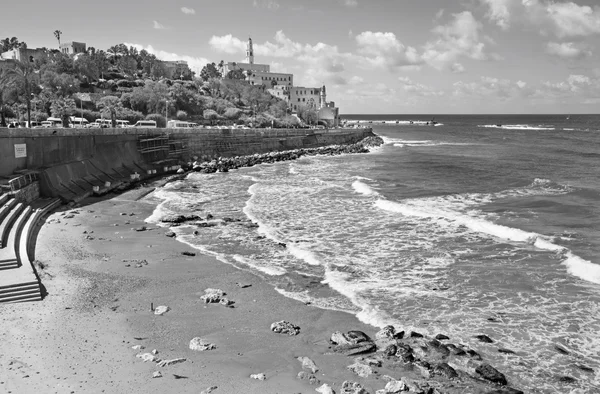 TEL AVIV, ISRAEL - MARCH 2, 2015: The waterfront and beach under old Jaffa in Tel Aviv — Stock Photo, Image