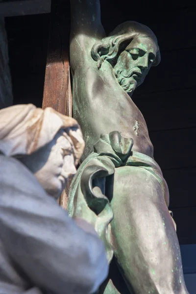 Brugge - het standbeeld van Heilige Maria onder Christus aan het Kruis van kleine park in de buurt van sint-janshospital — Stockfoto