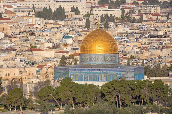 Jerusalén - Perspectivas desde el Monte de los Olivos hasta la ciudad vieja y la mezquita Dom of Rock — Foto de Stock