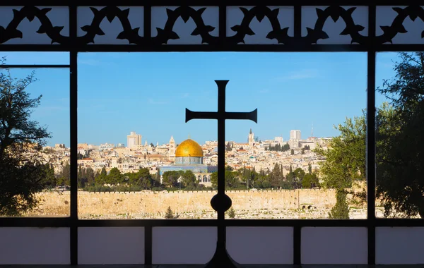 Jerusalem, Israel - 3 mars 2015: Outlook från fönstret i Dominus Flevit kyrkan på Oljeberget. — Stockfoto