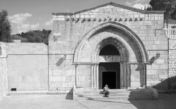 JERUSALEM, ISRAEL - Março 3, 2015: A igreja ortodoxa Túmulo da Virgem Maria sob o Monte das Oliveiras e o mendigo. — Fotografia de Stock