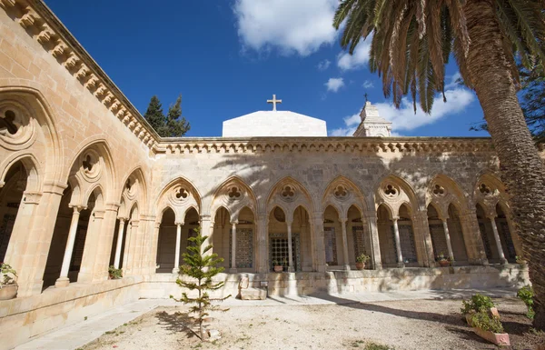 JERUSALEM, ISRAEL - MARCH 3, 2015: The gothic corridor of atrium in Church of the Pater Noster on Mount of Olives. — 图库照片