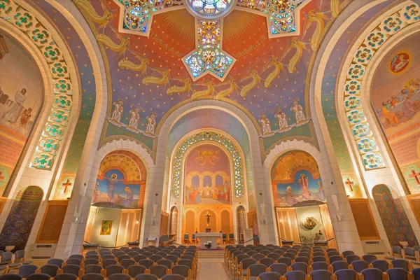 JERUSALEM, ISRAEL - 3 MARS 2015 : La nef principale et la coupole moderne avec la croix et la mosaïque dans l'église de Saint-Pierre à Gallicantu . — Photo