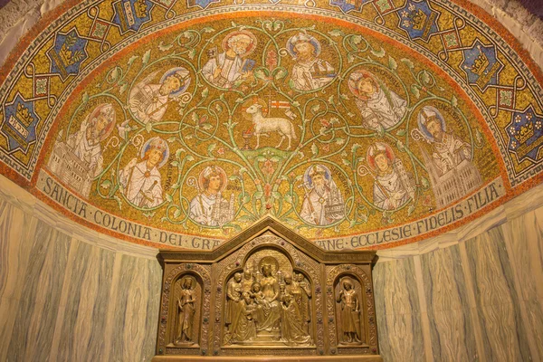 JERUSALEM, ISRAEL - MARCH 3, 2015: The mosaic of The Lamb of God among the saints in side apse of Dormition abbey by Benedictine Radbod Commandeur from the Benedictine Abbey of Maria Laach - 20. cent. — 图库照片