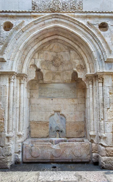 Jerusalem - Fountain with Arabic inscription on Hagai (El Wad) street in the Muslim quarter. — Stock Photo, Image