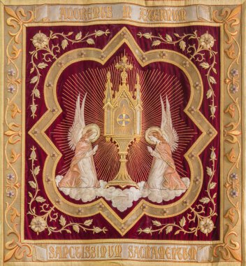 Mechelen, Belçika - 4 Eylül 2013 : Onze-Lieve-Vrouw-va n-Hanswijkbasiliek kilisesinden meleklerin Eucharist hayranlığı needlework.