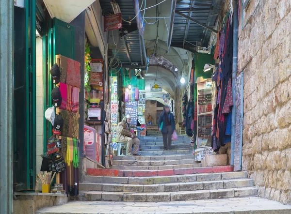 JERUSALEM, ISRAEL - 4 DE MARZO DE 2015: La calle del mercado en el casco antiguo en plena actividad . — Foto de Stock