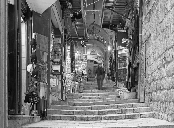 JERUSALEM, ISRAEL - 4 DE MARZO DE 2015: La calle del mercado en el casco antiguo en plena actividad . —  Fotos de Stock