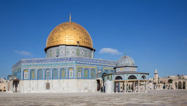 JERUSALEM, ISRAEL - MARCH 5, 2015: The Dom of Rock on the Temple Mount in the Old City.圆顶塔是由Umayyad Caliph Abd al-Malik（689年和691年）下令建造的，由苏丹苏莱曼主持. — 图库照片
