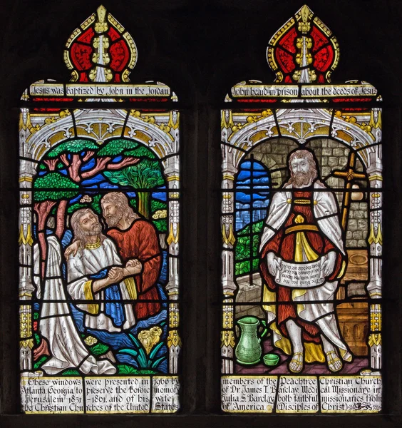 JERUSALÉN, ISRAEL - 5 DE MARZO DE 2015: El bautismo de Cristo, y San Juan Bautista en el cristal de la ventana en la iglesia de San Jorge anglicanos desde finales de 19. cent . — Foto de Stock