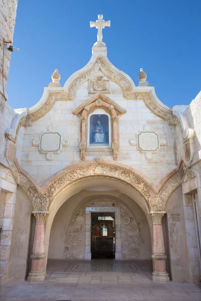 BETHLEHEM, ISRAELE - 6 MARZO 2015: La facciata della grotta della cappella "Grotta del latte" . — Foto Stock