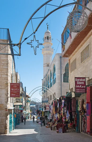 Bethlehem, israel - 6. März 2015: der Gang in der Stadt mit dem Minarett im Hintergrund. — Stockfoto