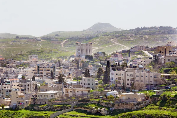 Bethlehem-de vooruitzichten over de nederzetting en Herodion in de backgroud. — Stockfoto