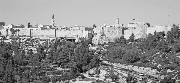 JERUSALEM, ISRAEL - MARCH 6, 2015: The tower of David and west part of old town walls and  Teddy Park. — Stock Photo, Image