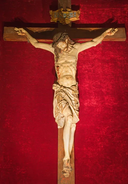 ROME, ITALY - MARCH 25, 2015: The carved Crucifixion from 17th century in church Chiesa del Jesu by unknown artist. — Stock Photo, Image