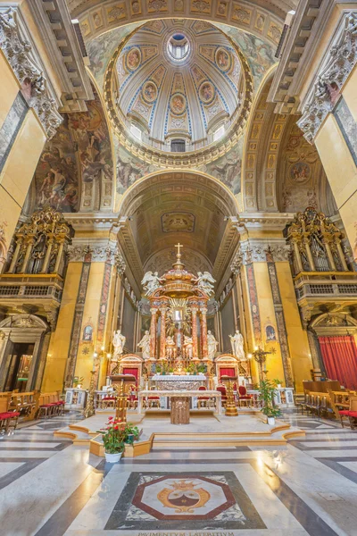 Rom, Italien-26 mars 2015: prästgård och Cupola i barockkyrkan Chiesa di Santa Maria i transpontina. — Stockfoto